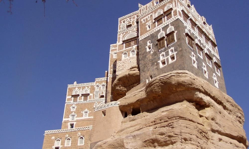 Νταρ αλ Χαρ: Το παλάτι που είναι χτισμένο πάνω σε βράχο